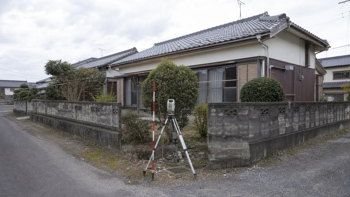相続した空き家を解体前に現地確認するイメージ